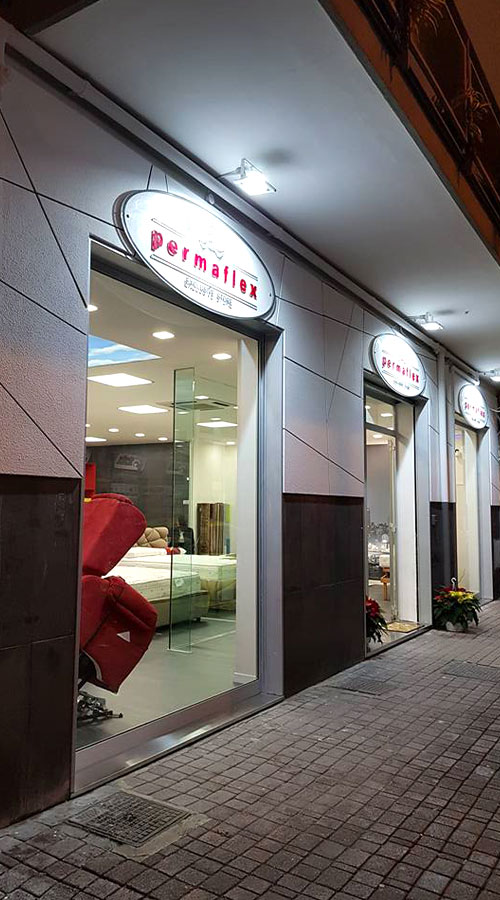 Progettazione e realizzazione interni showroom commerciale Permaflex