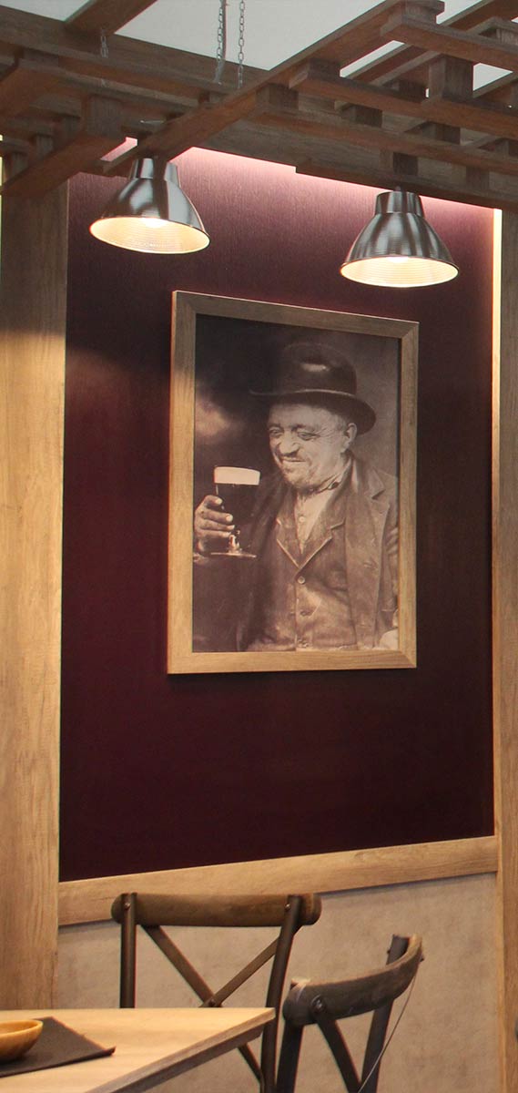 Dettagli arredo realizzazione di stand fieristico Pub